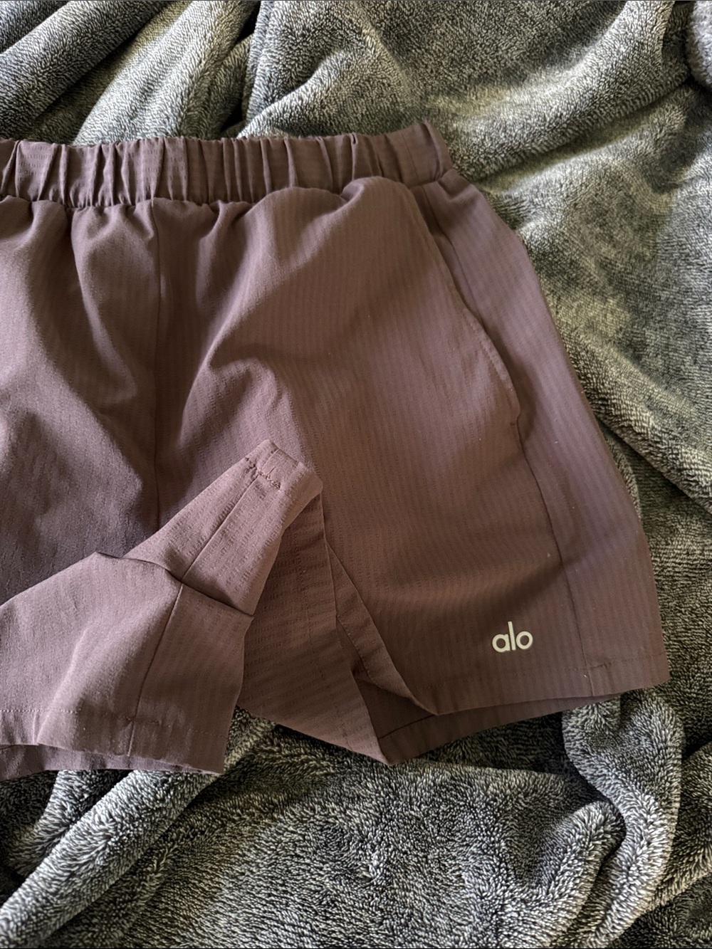 LIKE NEW ALO Ready Set Shorts, Raisin, size S - Picture 6 of 8